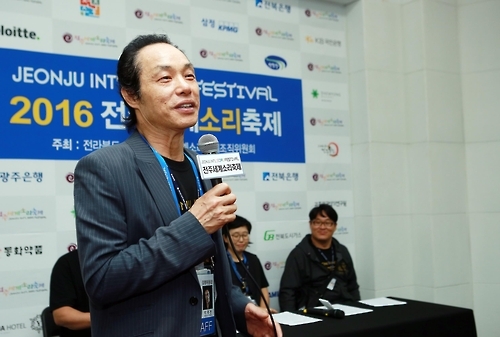 폐막기자회견하는 박재천 집행위원장