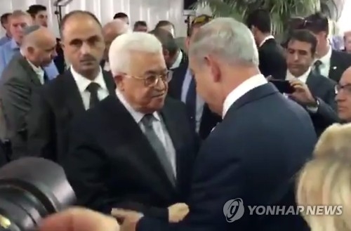 악수하는 이스라엘 네타냐후 총리(오른쪽)와 팔레스타인 아바스 수반