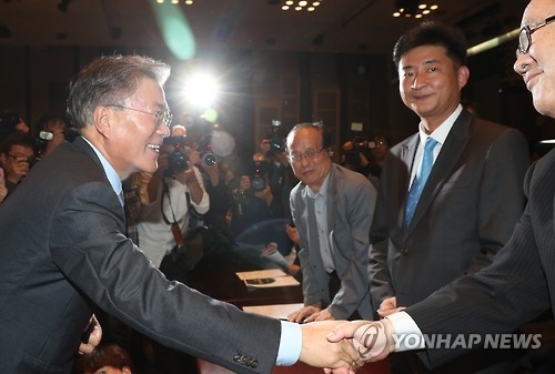 인사 나누는 문재인 노건호
