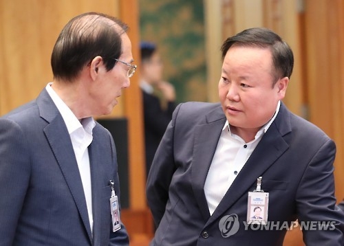 靑 "지금 개헌 얘기할 때 아니다"…새누리發 개헌론 제동 - 1