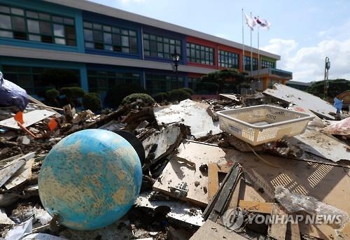 태풍 피해 입은 초등학교
