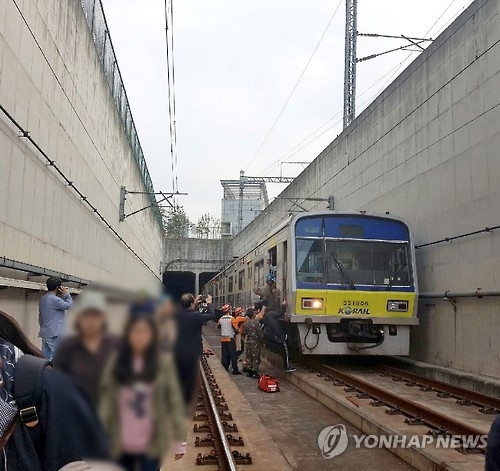 지하철 분당선에서 대피하는 승객