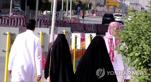 남성 보호자와 외출한 사우디 여성[연합뉴스자료사진]