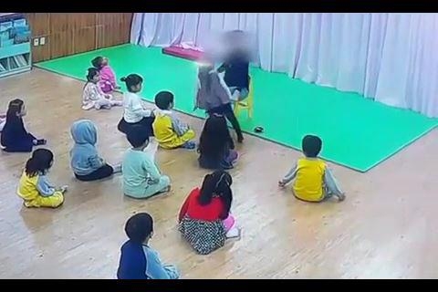 외부강사 로우킥에 넘어지는 네 살배기 여아