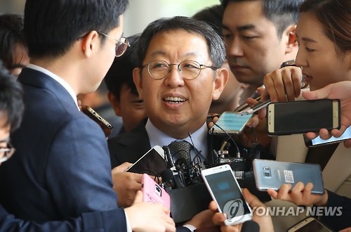여유있는 표정으로 검찰 출석하는 이석수 감찰관