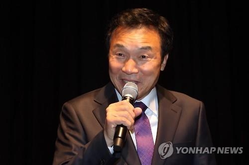 토크콘서트서 생각 밝히는 손학규