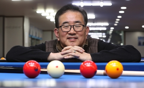 대전에서 교회를 개척한 김영진 목사가 지난 2일 저녁 자신이 운영하는 당구클럽에서 포즈를 취하고 있다. 김 목사는 당구장 경영으로 번 돈을 모두 이웃과 나눈다.