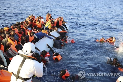 지중해에 빠진 난민들을 구조하는 NGO
