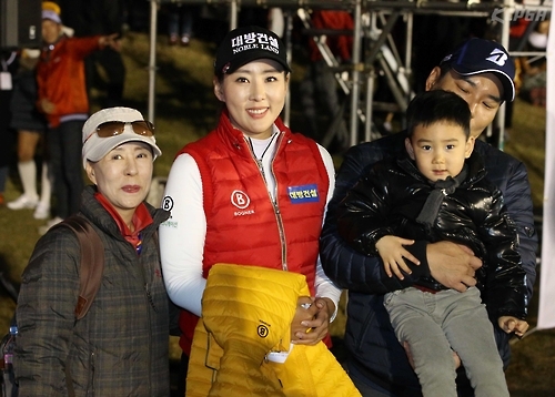 시상식을 마치고 어머니, 남편, 아들과 포즈를 취한 홍진주.<KLPGA 제공>