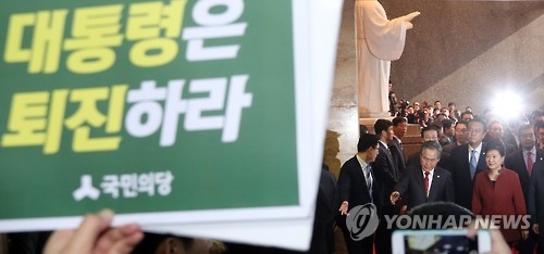 朴대통령, 野 '하야' 피켓시위 구호 속에 의사당 입·퇴장 - 3