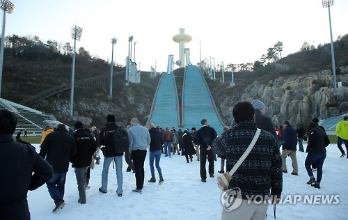 알펜시아 스키점프 경기장 찾은 언론인들