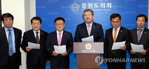 지난 9일 강원도의회 교육위원회가 도 교육청이 어린이집 누리과정 예산을 편성하지 않은 것에 대해 유감이라는 내용의 성명을 발표하고 있다.