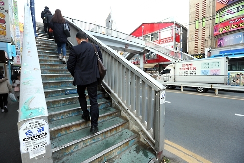 육교 오르는 시민들.
