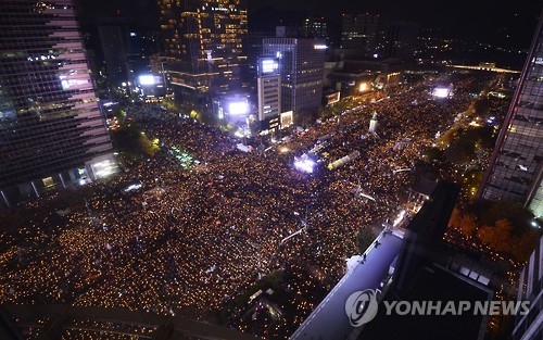 촛불 밝히는 시민들