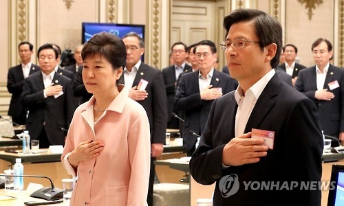 <자료사진>박근혜 대통령과 황교안 총리