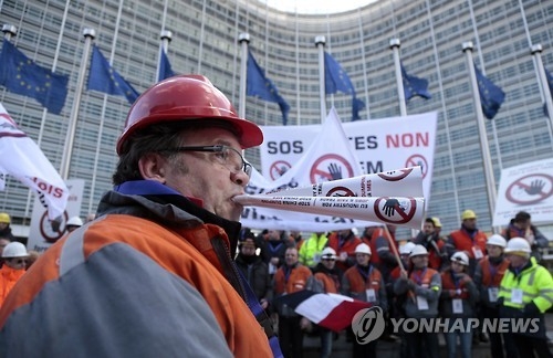 EU 회원국 철강업계 노동자들이 값싼 중국산 철강제품 수입에 반대하며 중국에 지장