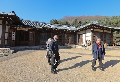 24일 오후 외국인들이 법원리의 한 전통음식점을 찾고 있다.(성연재 기자)