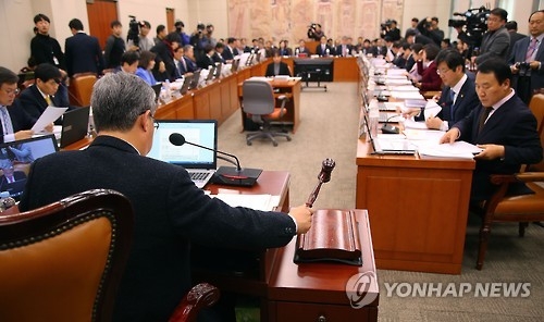 교문위, 역사교과서 공방…국정화 금지법 두고 여야 격돌(종합) - 1