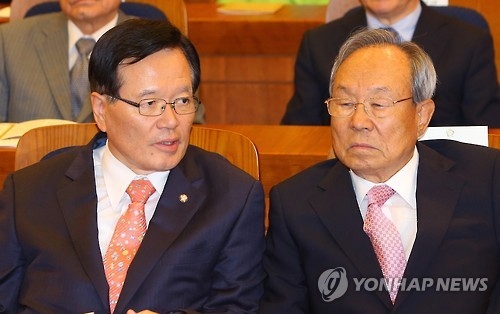 박관용(오른쪽) 전 의장과 대화하는 정의화(왼쪽) 전 의장