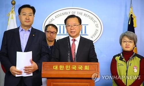 김부겸, 서비스업 종사 '감정노동자 보호법' 발의 - 1