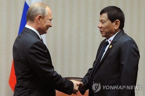 11월 페루 APEC 정상회의 때 만난 푸틴 러시아 대통령(왼쪽)과 두테르테 필리핀 대통령[AFP=연합뉴스]