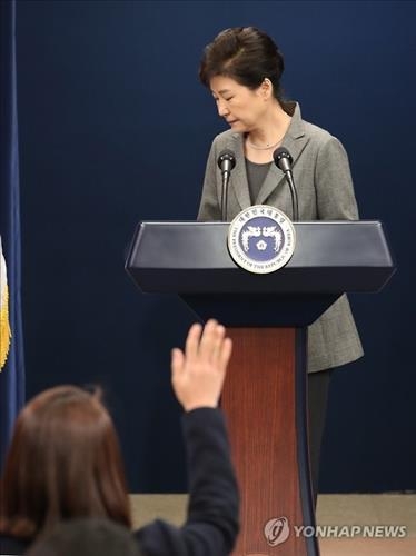 쓸쓸한 대선 4주년…탄핵심판·특검 직면한 朴대통령 - 3