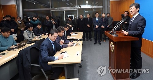 기자회견하는 안희정 충남도지사