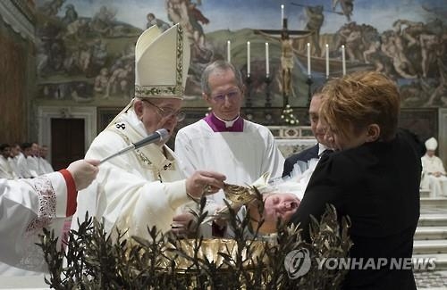 유아 세례 하는 교황
