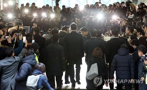 취재진에 둘러싸인 이재용