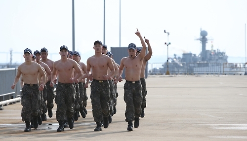 2함대 SSU 대원들이 맨몸구보로 혹한기 훈련을 하고 있다. 뒤에는해군 초계함이 서해 NNL로 출동하고 있다.