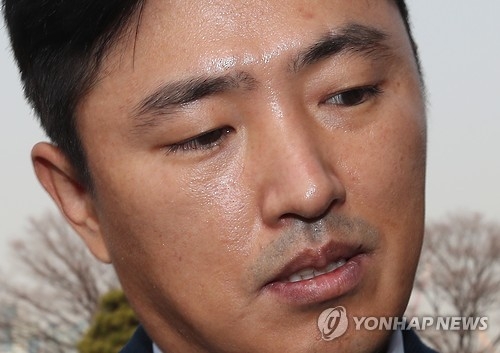 취재진 질문에 답하는 고영태(서울=연합뉴스) 김도훈 기자 = 고영태 전 더블루케이 이사가 7일 국회에서 열린 최순실 국정농단 의혹 진상규명을 위한 국정조사 특위 2차 청문회에 출석해 오전 질의가 끝난 뒤 점심식사를 위해 국회를 나서며 취재진 질문에 답하고 있다. 2016.12.7superdoo82@yna.co.kr(끝)