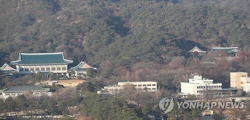 '직무정지' 朴대통령 관저에서 특검·탄핵심판 대비(서울=연합뉴스) 김승두 기자 = 박근혜 대통령이 직무정지 이튿날인 10일 관저에서 휴식을 취하면서 별다른 일정을 잡지 않고 독서를 하면서 차분하게 앞으로의 행보를 구상하는 것으로 알려졌다. 청와대 본관과 관저 모습.2016.12.10