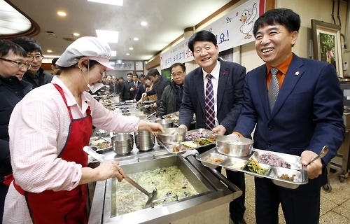 18일 닭고기 시식행사에 동참한 김명지 전주시의회 의장(오른쪽)