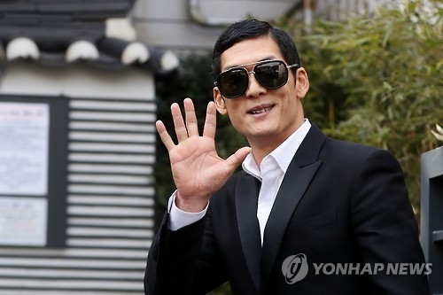 비-김태희 결혼식 참석한 박준형(서울=연합뉴스) 진연수 기자 = 가수 박준형이 19일 오후 서울 종로구 가회동 성당에서 열리는 톱스타 비와 김태희의 결혼식에 참석하고 있다. 2017.1.19 jin90@yna.co.kr