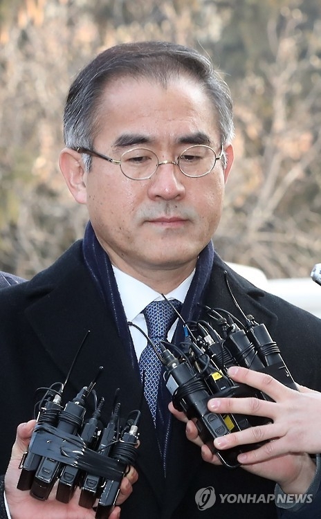 김상률, '묵묵부답'(서울=연합뉴스) 이정훈 기자 = 김상률 전 청와대 교육문화수석이 탄핵심판 7차 변론기일인 19일 오전 서울 종로구 재동 헌법재판소 대심판정에 증인으로 출석하며 질문을 받고 있다. 2017.1.19uwg806@yna.co.kr