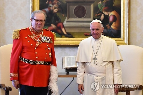 프란치스코 교황(오른쪽)과 페스팅 몰타 기사단장 [AP=연합뉴스] 