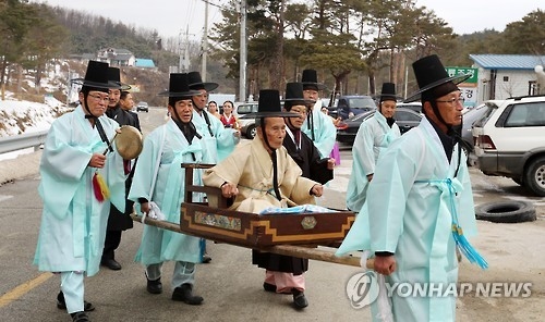 가마 탄 촌장님