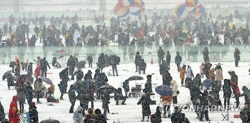 설 연휴인 29일 화천산천어축제를 찾은 관광객