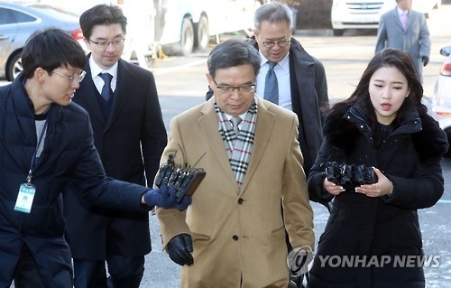 변론 참석하는 대통령 법률대리인단(서울=연합뉴스) 한상균 기자 = 1일 오전 헌법재판소에서 열린 박근혜 대통령 탄핵심판 10차 변론에 대통령측 법률대리인단 이중환 변호사가 참석하고 있다. 2017.2.1xyz@yna.co.kr(끝)