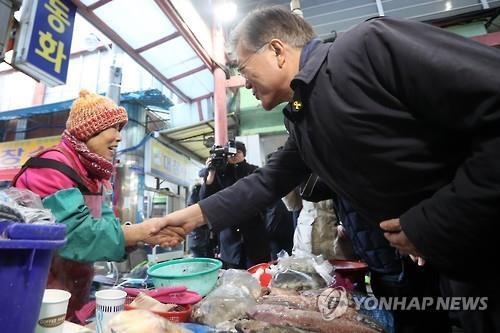전통시장 민심 잡는 문재인