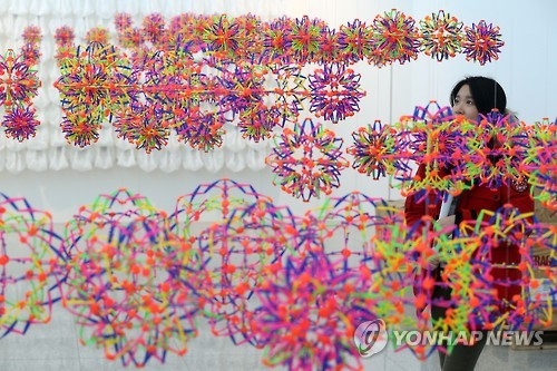 개막 앞둔 평창비엔날레 (강릉=연합뉴스) 유형재 기자 = '평창비엔날레 & 강릉신날레 2017' 개막을 하루 앞둔 2일 강릉녹색도시체험센터에 전시된 독일 작가 닐스 뵈커의 작품 bits and pieces.