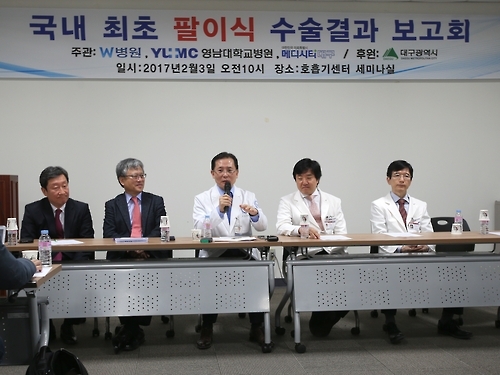 수술 경과 보고하는 의료진