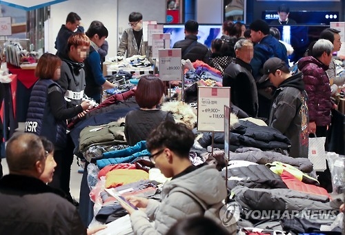 문앞에 봄…백화점, 겨울상품 처분 서두른다 - 1