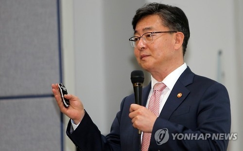 홍용표 통일부장관 "중국 반대한다고 사드 포기할 문제 아냐" - 1