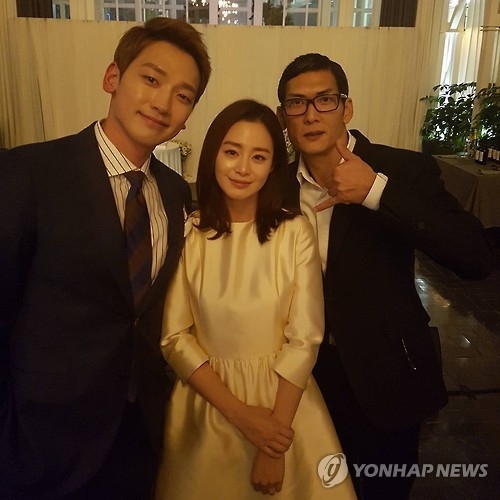 피로연에서 기념 촬영한 비와 김태희, 박준형(왼쪽부터)