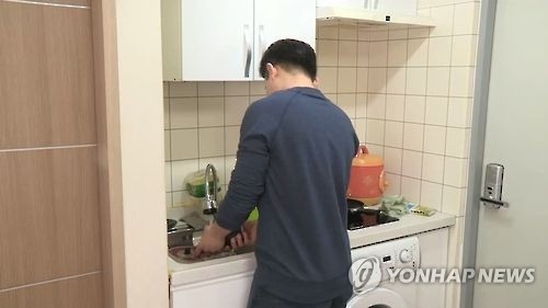 남편은 돈 벌고 아내는 가사 전담?…2명중 1명 "동의 못해" - 1