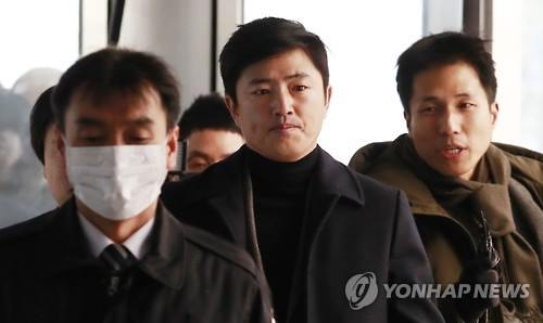 '묵묵부답' 고영태(서울=연합뉴스) 한종찬 기자 = 고영태 전 더블루케이 이사가 6일 최순실 씨 재판에 증인으로 참석하기 위해서초구 서울중앙지방법원에 도착, 법정으로 향하고 있다. 2017.2.6saba@yna.co.kr