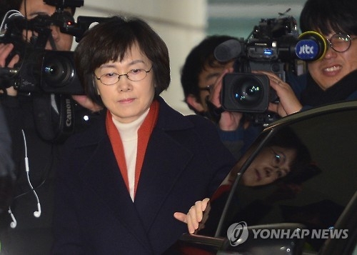 특검 소환된 최경희 전 이화여대 총장 (서울=연합뉴스) 한종찬 기자 = 최경희 전 이화여대 총장이 조사를 받기 위해 18일 오전 서울 대치동 특별검사 사무실로 향하고 있다. 특검팀에 따르면 최 전 총장은 2014년 9∼10월 2015학년도 체육특기자 선발 때 정씨에게 특혜를 줘 합격시킨 혐의 등을 받고 있다. 2017.1.18 saba@yna.co.kr(끝)