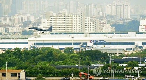 대구공항 위로 나는 전투기