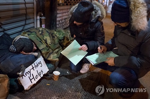미국 뉴욕의 노숙인과 구호단체 자원봉사자